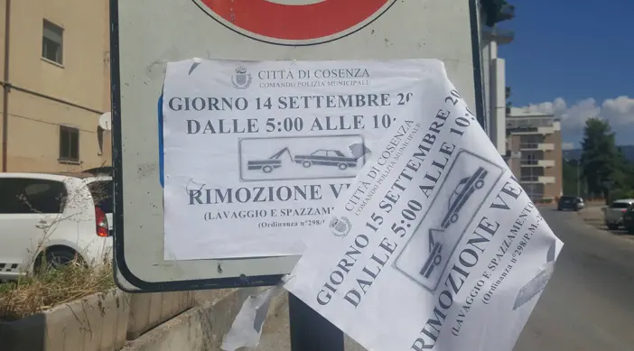 Cosenza, la rabbia dei residenti in via Aldo Moro: «Rimozione illecita»