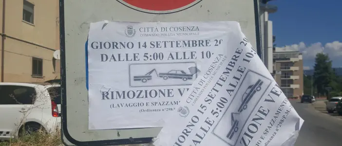 Cosenza, la rabbia dei residenti in via Aldo Moro: «Rimozione illecita»