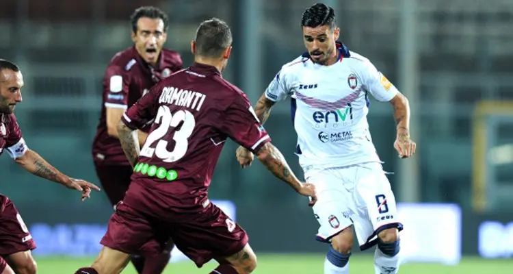 Crotone, blitz nel posticipo (0-1). Livorno sprecone, ora il Cosenza