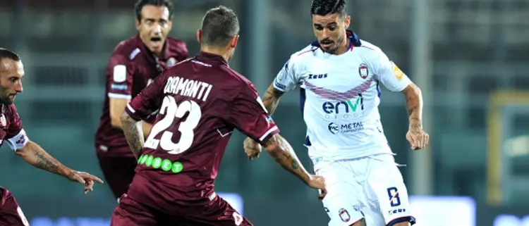Crotone, blitz nel posticipo (0-1). Livorno sprecone, ora il Cosenza