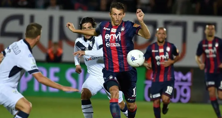 Il Crotone si salva all'ultimo. Col Brescia è 2-2, Stroppa fischiato