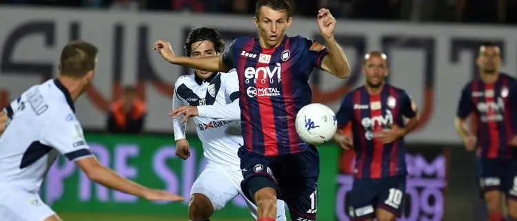 Il Crotone si salva all'ultimo. Col Brescia è 2-2, Stroppa fischiato