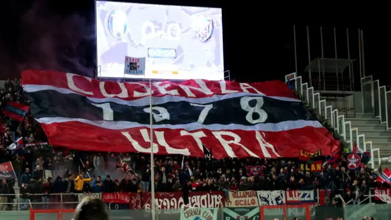 Il Cosenza ha vinto a Crotone nel 13esimo turno di campionato dopo un derby molto combattuto allo stadio Ezio Scida. Ha deciso Idda nella ripresa. Le foto sono di Salvatore Mannarino.