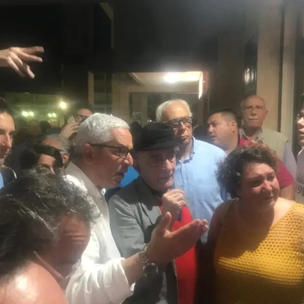 Franco Piperno abbraccia il sindaco Marcello Manna FOTO E VIDEO