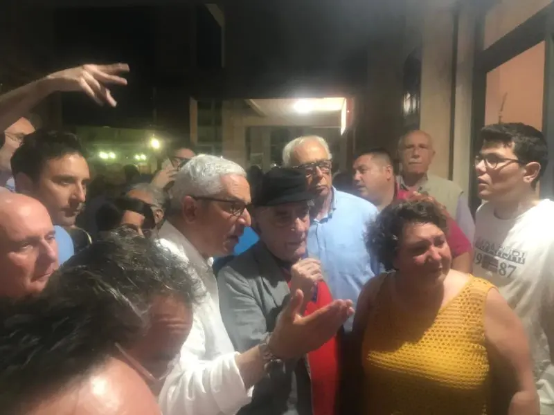 Franco Piperno abbraccia il sindaco Marcello Manna FOTO E VIDEO
