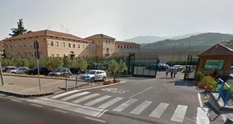 Carcere Cosenza, sventato lancio di droga e cellulari oltre il muro di cinta\n