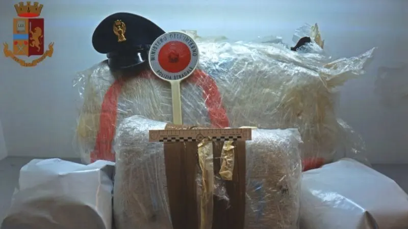 Maxi sequestro di marijuana a Cosenza: arrestato uomo con 28 kg di erba nel tir