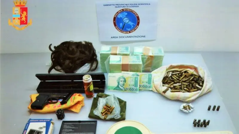 Armi, munizioni e 300 milioni di Dinari: blitz della polizia a Cosenza