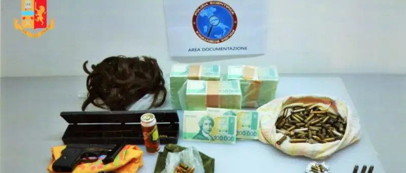 Armi, munizioni e 300 milioni di Dinari: blitz della polizia a Cosenza