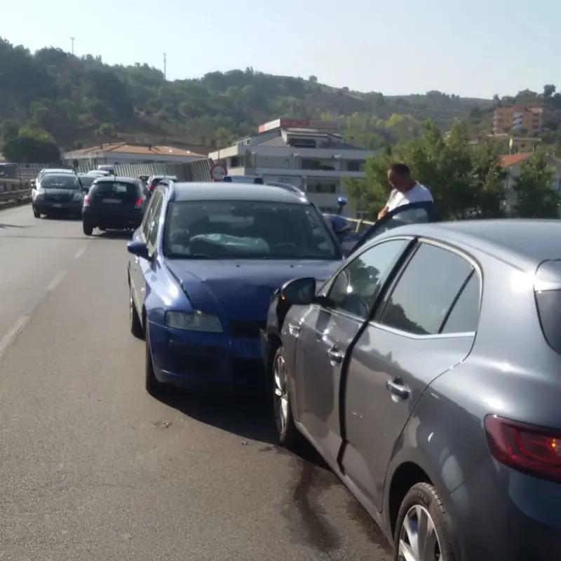 Scontro tra due auto nel punto in cui è avvenuta la \"strage di Rende\"