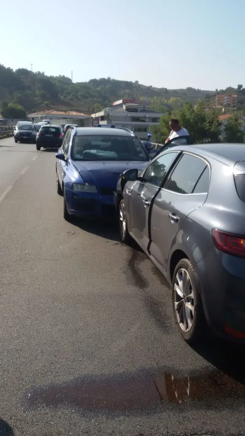 Scontro tra due auto nel punto in cui è avvenuta la \"strage di Rende\"