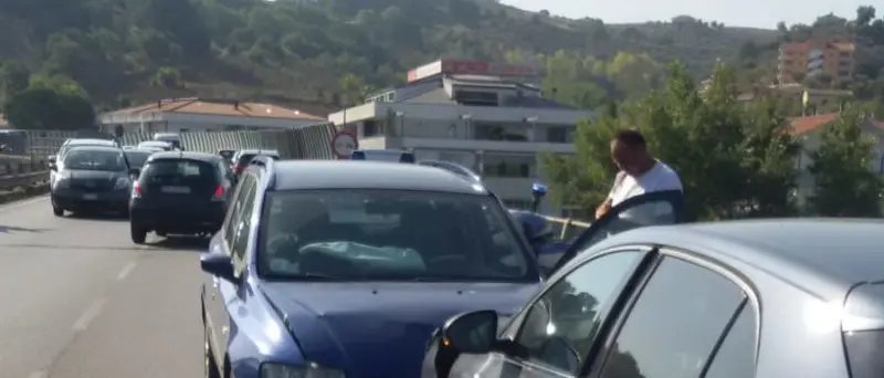 Scontro tra due auto nel punto in cui è avvenuta la \"strage di Rende\"