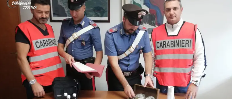 Diamante, trovato con la droga davanti alle scuole: arrestato