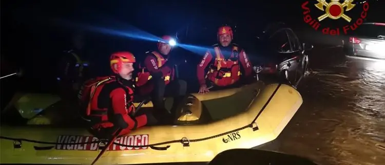 Maltempo, trovati senza vita i corpi di madre e figlio. Si cerca un bimbo di 2 anni