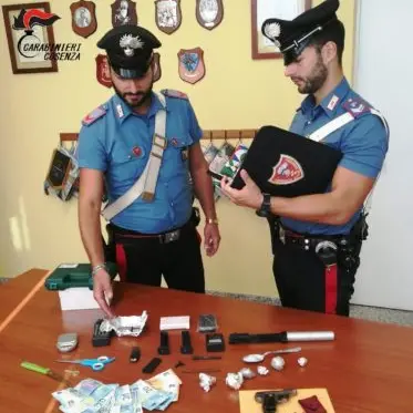 Spacciava controllando la zona con le telecamere: arrestato dai carabinieri