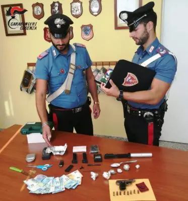 Spacciava controllando la zona con le telecamere: arrestato dai carabinieri