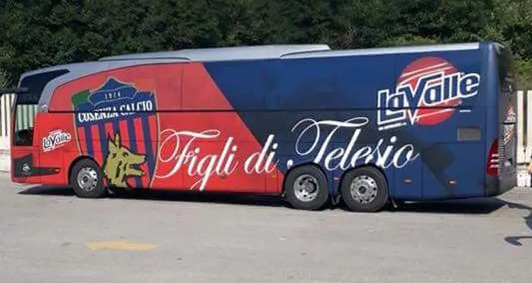 Cosenza a piedi al Marulla. Colpa dei \"jersey\" che hanno fatto arrabbiare Braglia