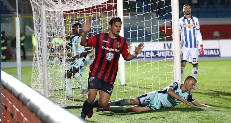 Autogol di Cerofolini, il Pescara strappa un punto contro il Cosenza