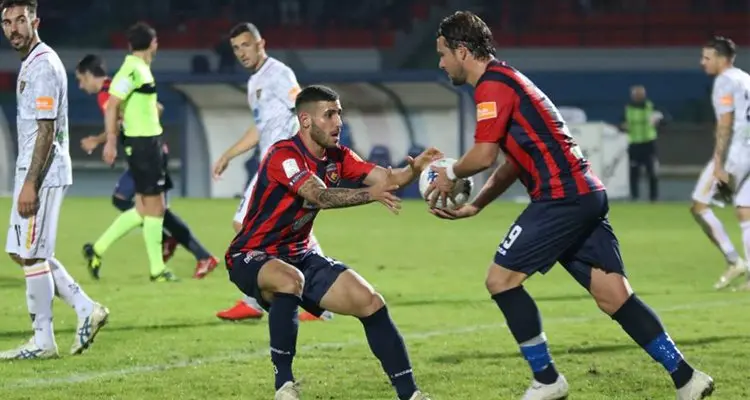 Al Cosenza non basta Tutino: il Lecce sbanca il \"San Vito-Marulla\"