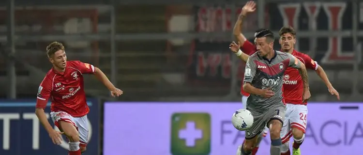 Il Perugia inguaia il Crotone. Ad Oddo non basta Simy (2-1)