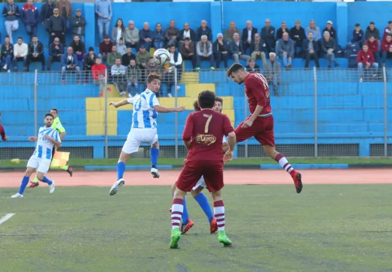 Ferraro, un gol che vale la vetta. Morrone di misura sull'Aprigliano (1-0)