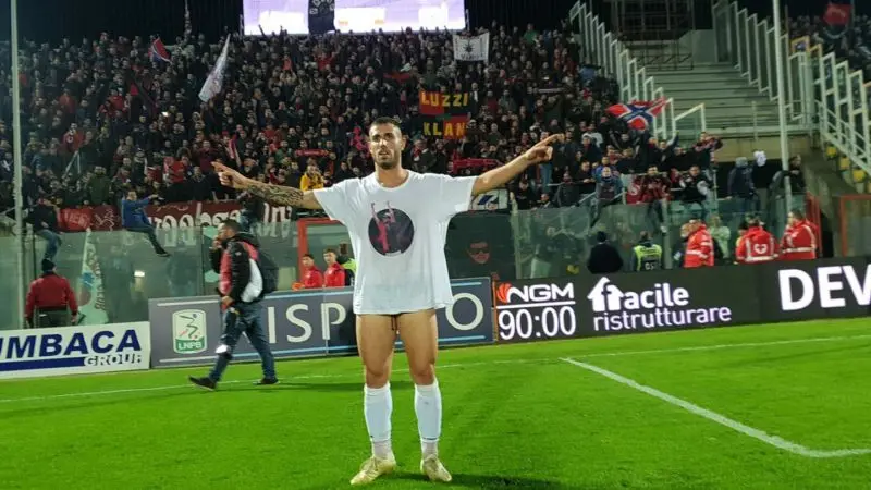 Tutino fa festa con la maglia di Ciccio Nardi: «Il derby lo dedico a lui»