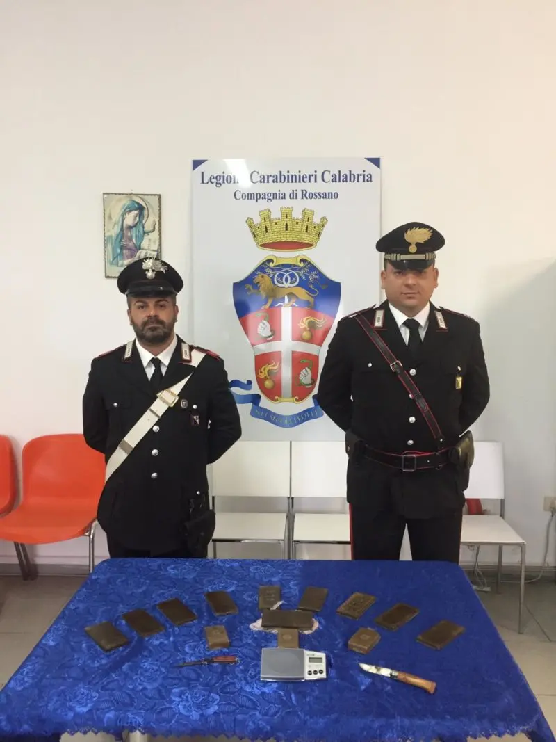 Nel parcheggio del supermercato aveva un chilo di droga: arrestato