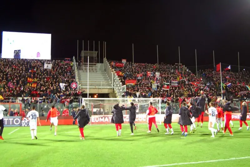 Finisce il derby, la festa del Cosenza sotto la curva ospiti in delirio [VIDEO]