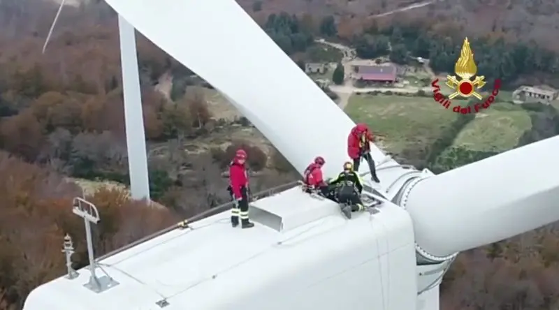 La spettacolare esercitazione dei vigili del fuoco in Calabria [VIDEO]
