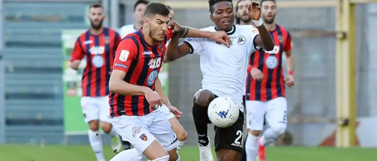 Okereke è di un altro pianeta. Lo Spezia ne fa quattro al Cosenza (4-0)