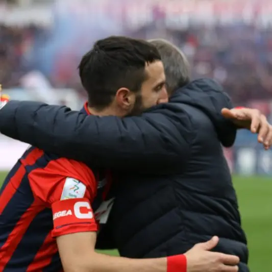 Cosenza, la festa della squadra. E Corsi ruba il cellulare al fotografo [VIDEO]