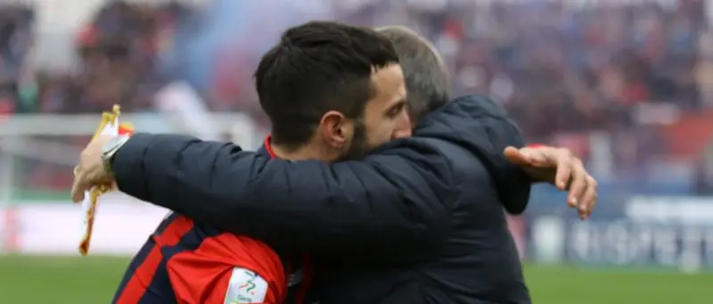 Cosenza, la festa della squadra. E Corsi ruba il cellulare al fotografo [VIDEO]