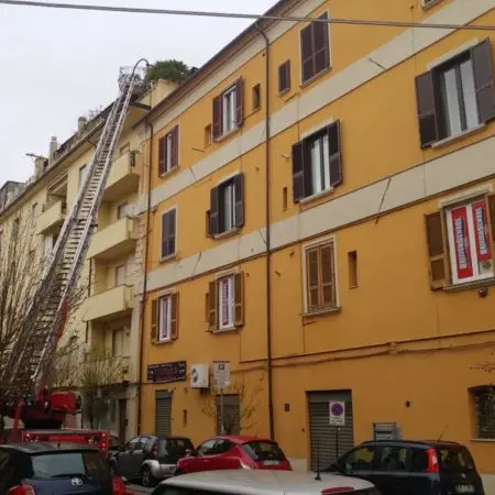 Attico in fiamme in pieno centro a Cosenza: malore per il proprietario