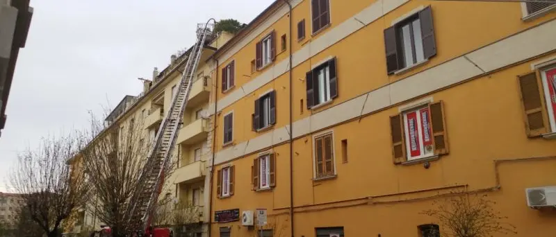 Attico in fiamme in pieno centro a Cosenza: malore per il proprietario