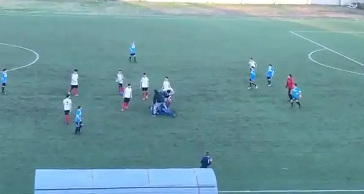 Schiaffi, pugni e calci: maxi rissa nel derby under 15 di Paola [VIDEO]