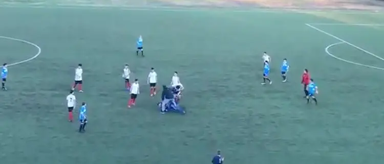 Schiaffi, pugni e calci: maxi rissa nel derby under 15 di Paola [VIDEO]