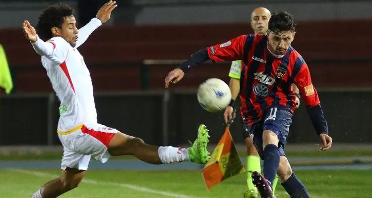 Una traversa per parte e ritmo alto. Cosenza-Benevento però è 0-0
