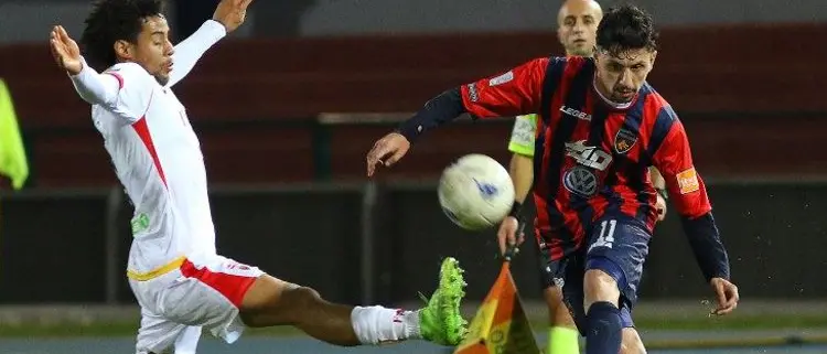 Una traversa per parte e ritmo alto. Cosenza-Benevento però è 0-0
