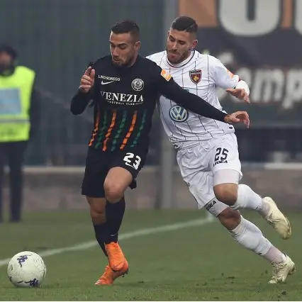 Lecce a -2 dal Palermo, Cosenza vola. Tabellini e voti dopo il 17° turno di B