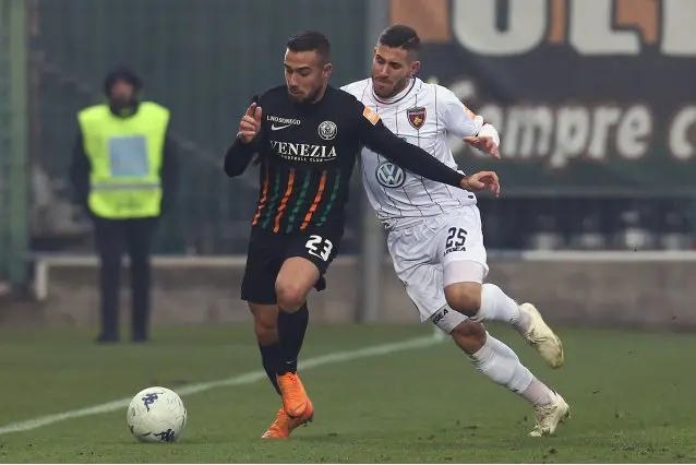 Lecce a -2 dal Palermo, Cosenza vola. Tabellini e voti dopo il 17° turno di B