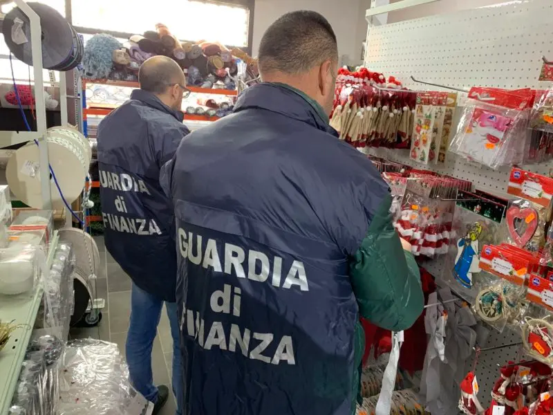 Cosenza, sequestrati oltre un milione di giocattoli natalizi