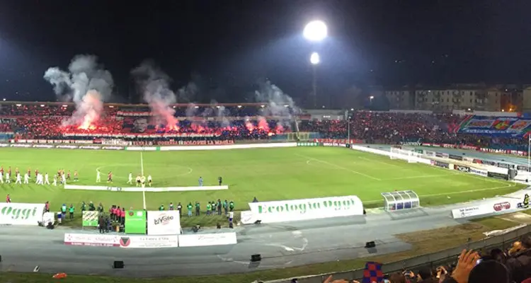 Cosenza-Salernitana, le coreografie nel nome di Gigi Marulla [VIDEO]