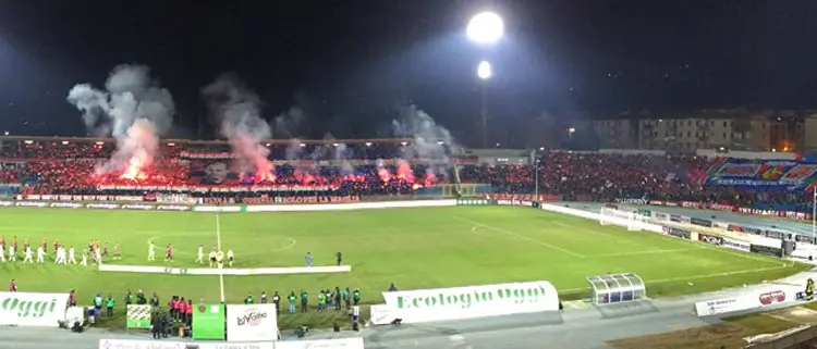 Cosenza-Salernitana, le coreografie nel nome di Gigi Marulla [VIDEO]