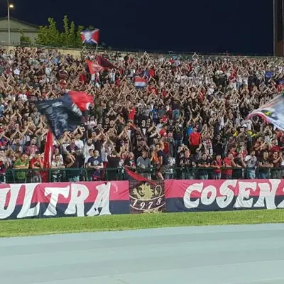 Gli Ultrà Cosenza Curva Sud: «Restiamo con i diffidati. Non entreremo»