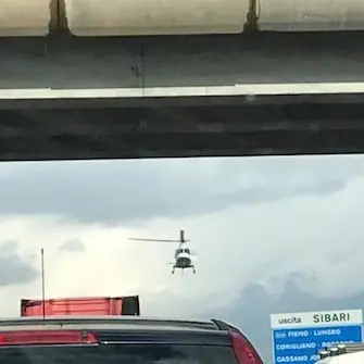 A2 del Mediterraneo, auto impatta macchina della polizia