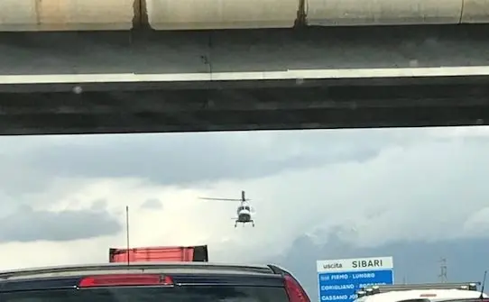 A2 del Mediterraneo, auto impatta macchina della polizia