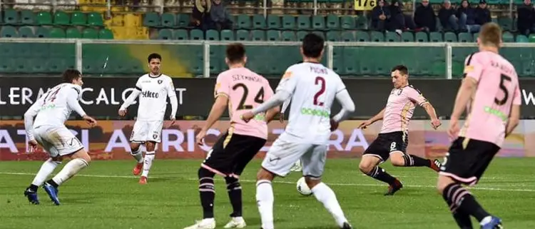 L'anticipo: blitz Salernitana a Palermo. Decisivi Anderson e Casasola (1-2)