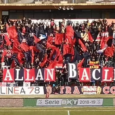 Allan Baclet, il saluto della Tribuna B al centravanti del Cosenza