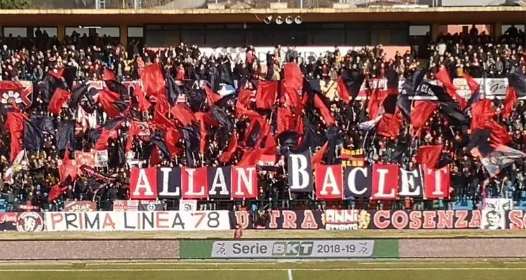 Allan Baclet, il saluto della Tribuna B al centravanti del Cosenza