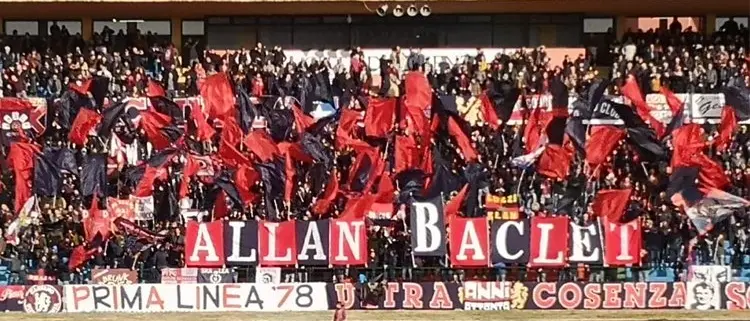 Allan Baclet, il saluto della Tribuna B al centravanti del Cosenza